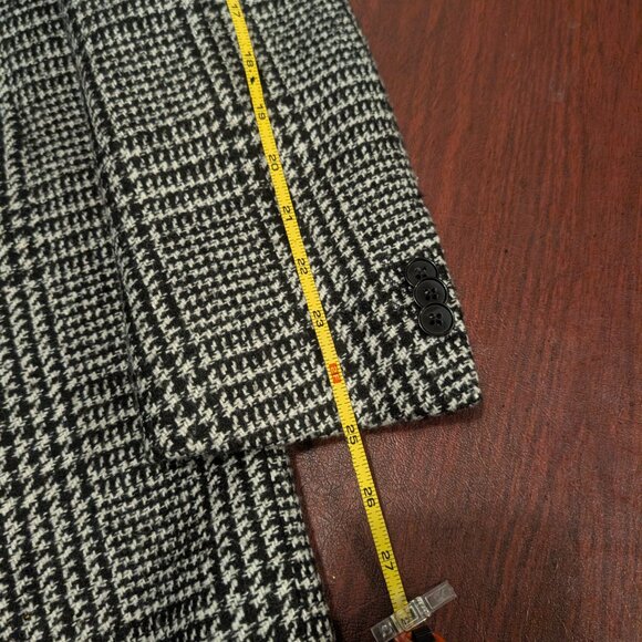 Elegant Viggo Glen Plaid Topcoat – Size 40 REG - Picture 8 of 13